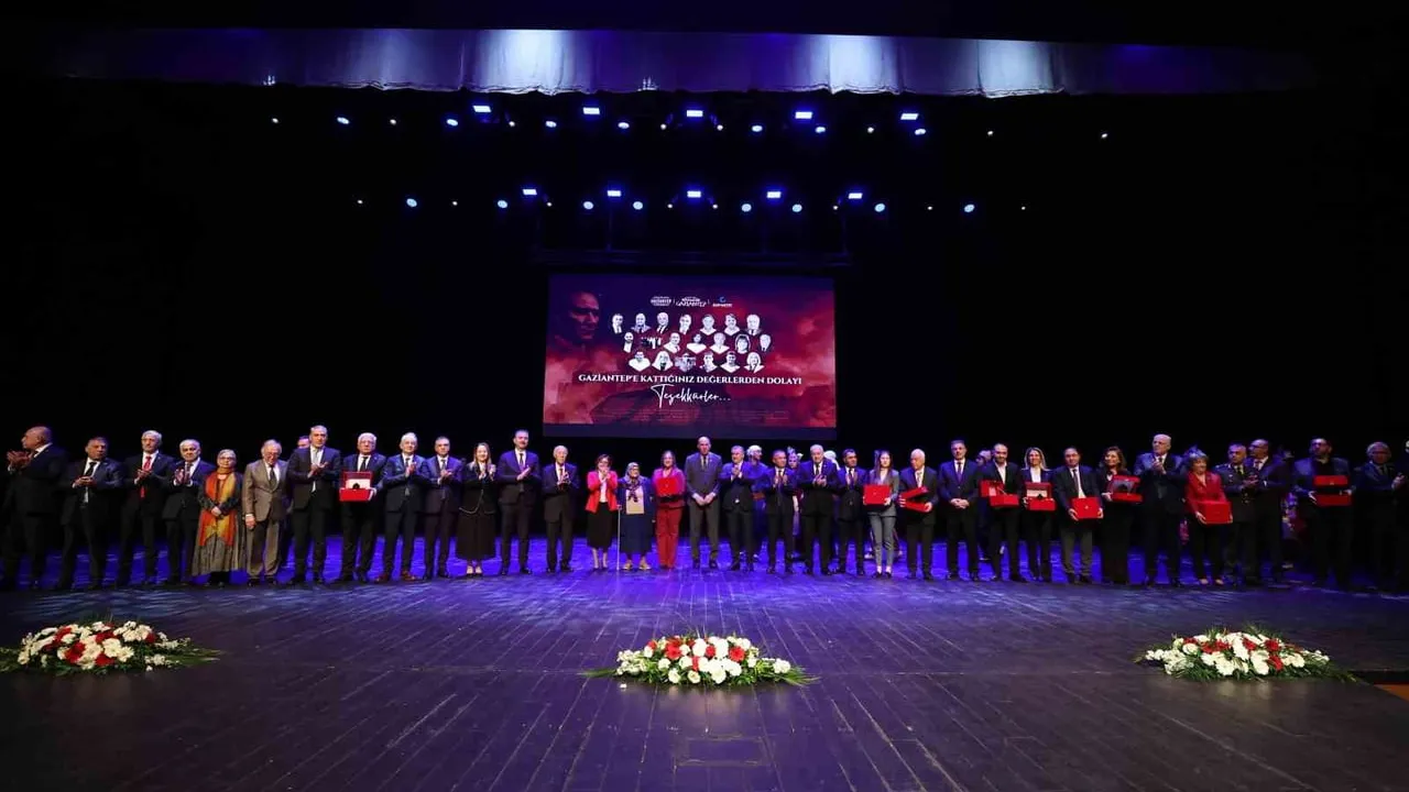 Bakan Bak: 'Savunma sanayisinde her alanda yatırım yapan bir Türkiye var' — Gaziantep 104. Yılı