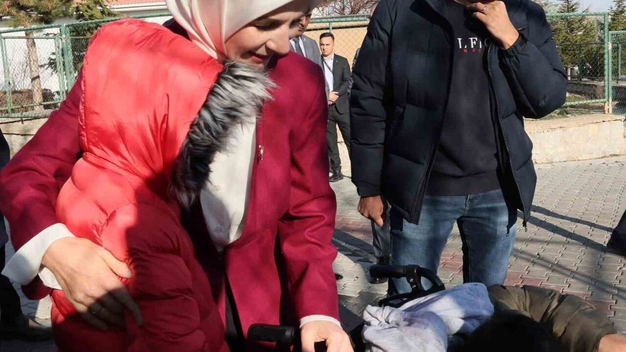 Bakan Göktaş, Devlet Korumasındaki 11 Yaşındaki Adnan’ı Ziyaret Etti