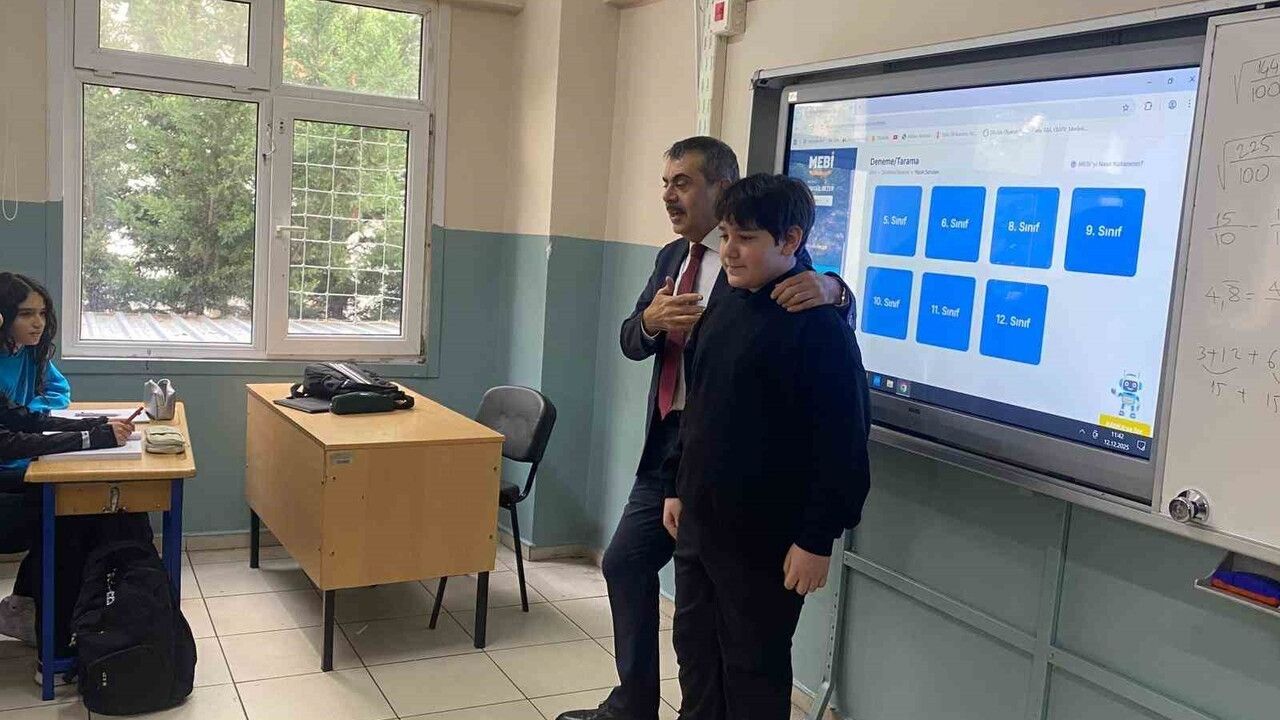 Bakan Yusuf Tekin'den Kadıköy'de Sürpriz Ziyaret: 8. Sınıf Temsilcisinin CİMER Daveti Kabul Edildi