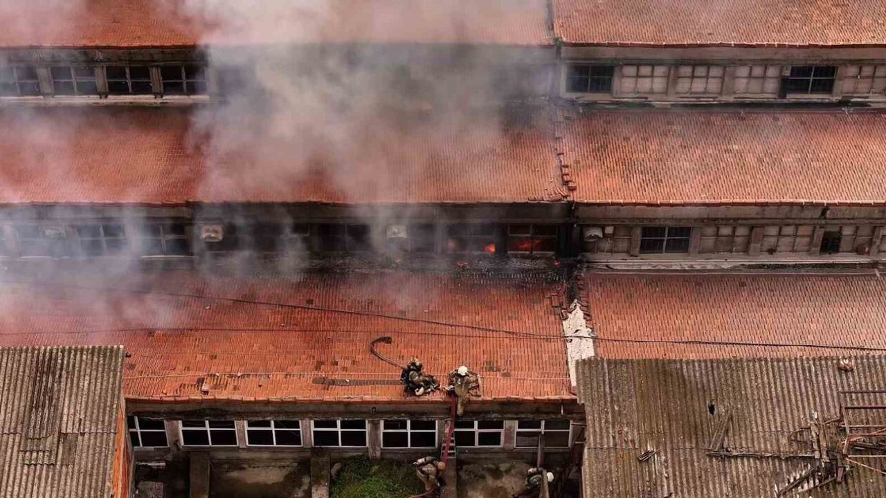 Bakırköy'de Etiket Fabrikasında Depo Yangını - Dumanlar Kilometrelerce Görüldü