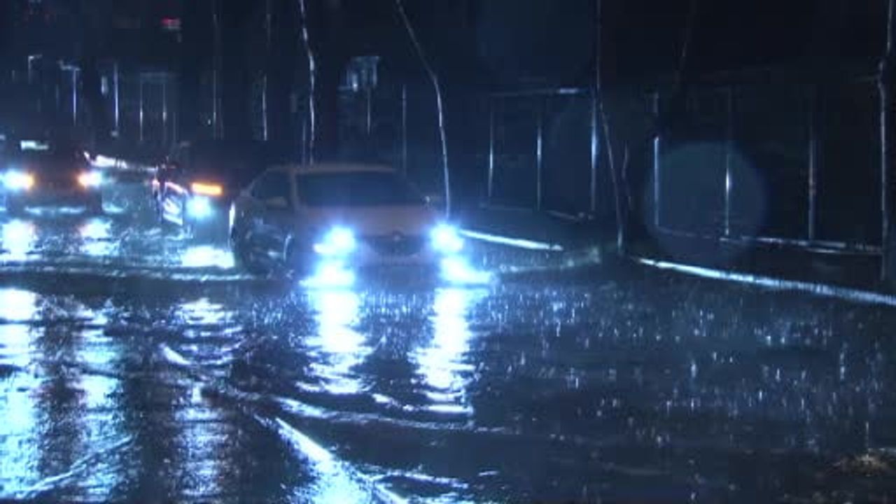 Bakırköy’de Sağanak: Yeşilköy-Halkalı Caddesi'nde Rögar Taştı, Yol Göle Döndü