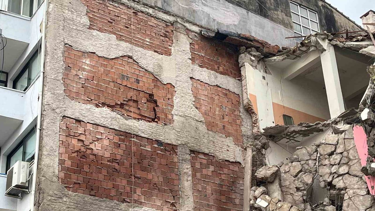 Balçova'da Kentsel Dönüşüm Yıkımı Halimağa Apartmanına Hasar Verdi