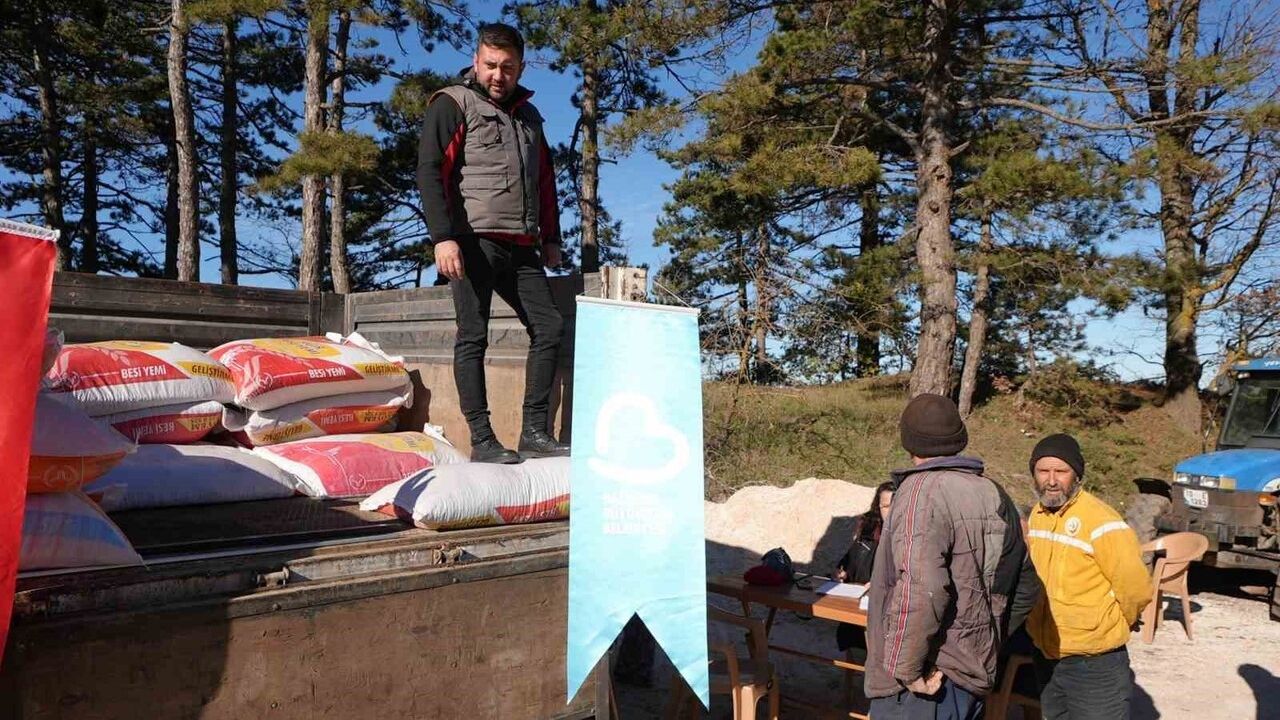 Balıkesir Büyükşehir Belediyesi'nden Sındırgı'ya 915 Çuval Yem Desteği