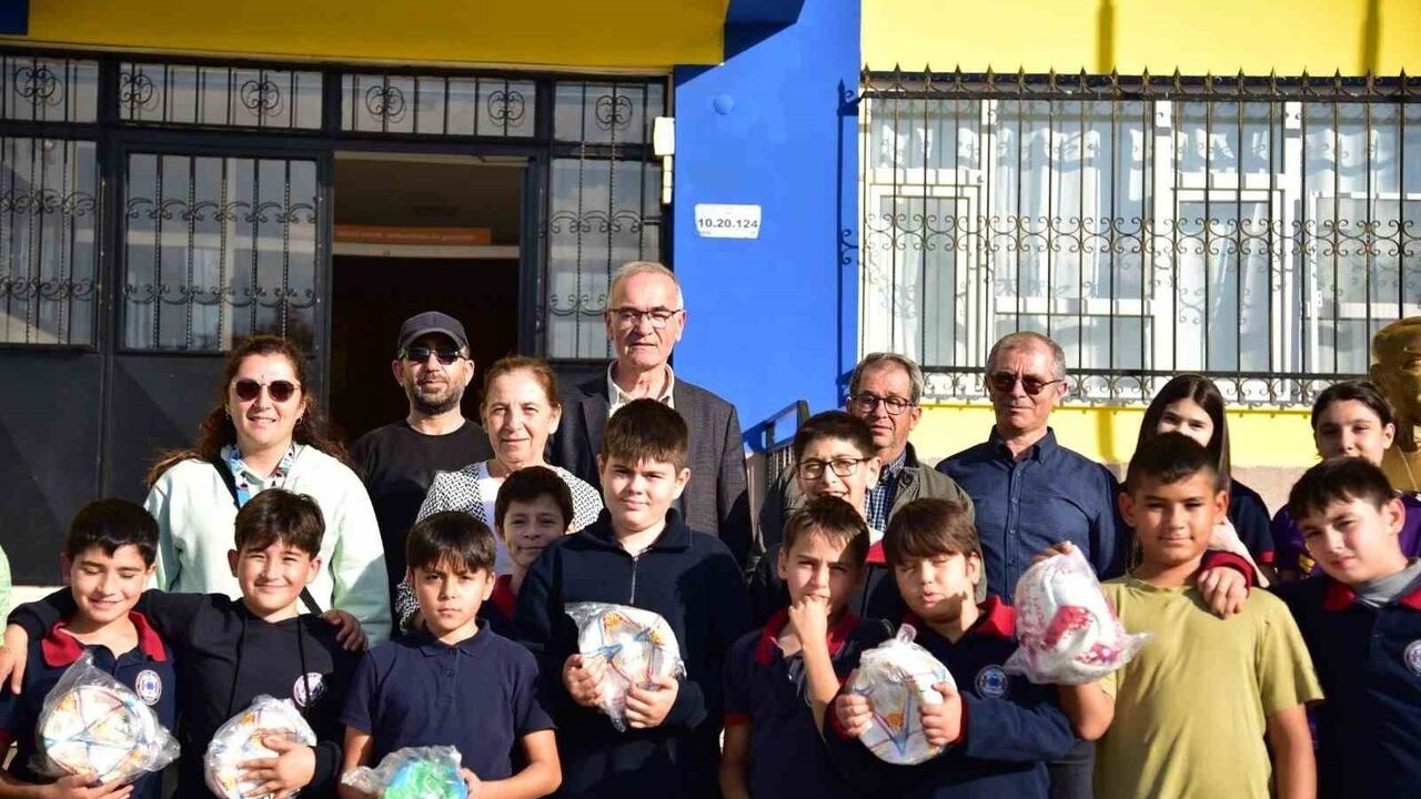 Balıkesir Büyükşehir'den Sındırgı Okullarına Spor Ekipmanı Desteği
