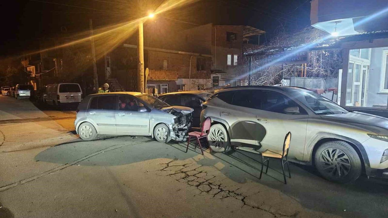 Balıkesir'de 3 Araçlı Kaza: Yaralanan Yok