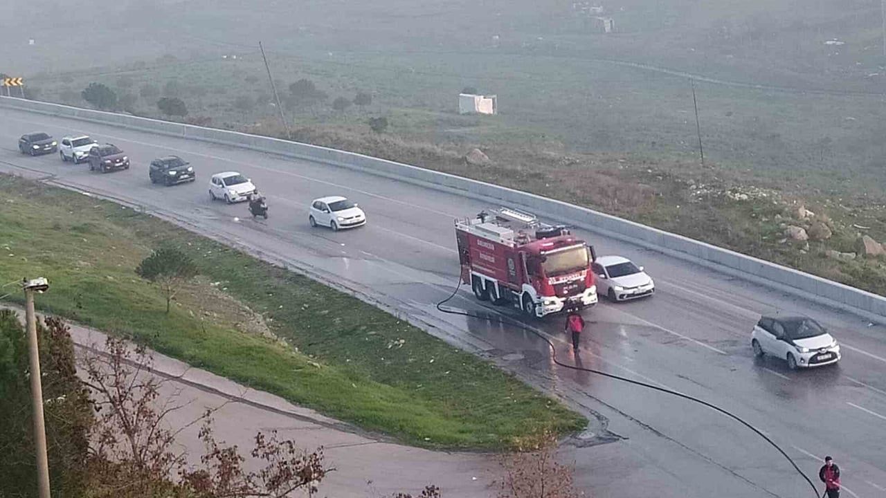 Balıkesir'de Cam Paleti Düştü, Anayolda Trafik Kilitlendi