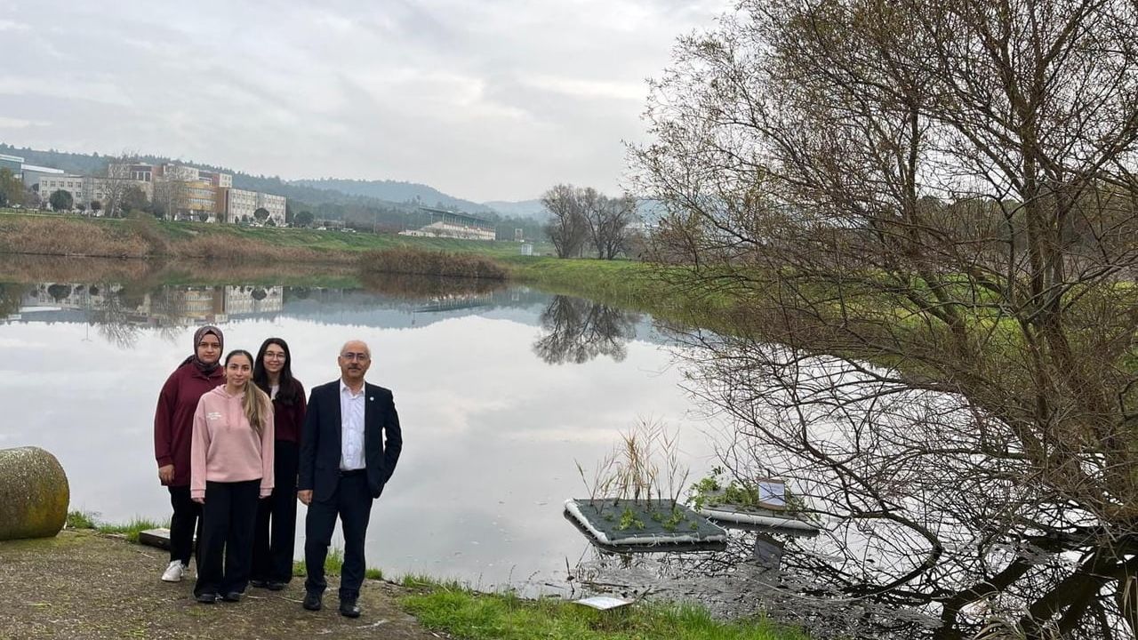 Balıkesir'de Gölet Temizliği: Yüzen Adacıklarla Su Arıtma