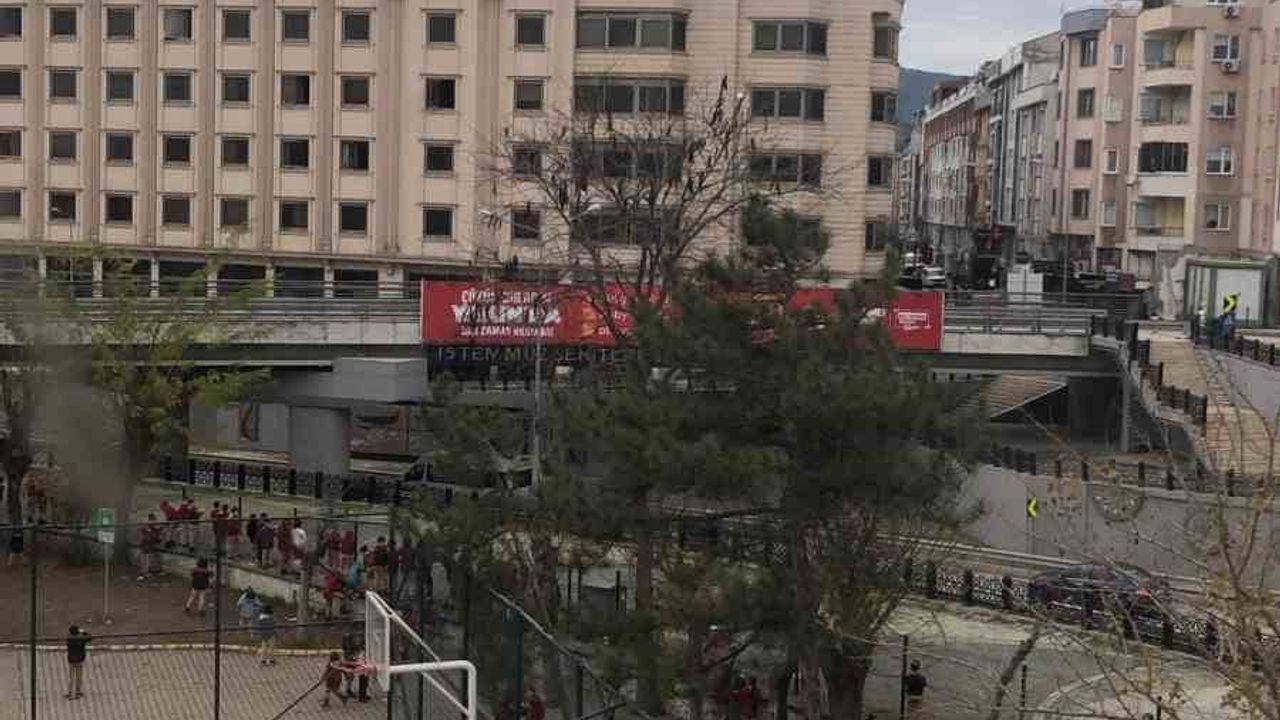 Balıkesir'de 'Otel Basri' Tadilatta Alevlendi: 2 İşçi Tahliye Edildi