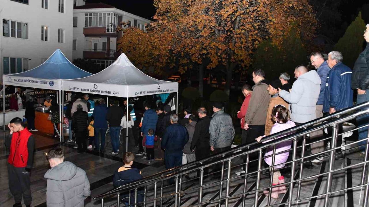 Balıkesir'de Regaip Kandili: Büyükşehir 20 İlçede Lokma ve İkram Dağıttı