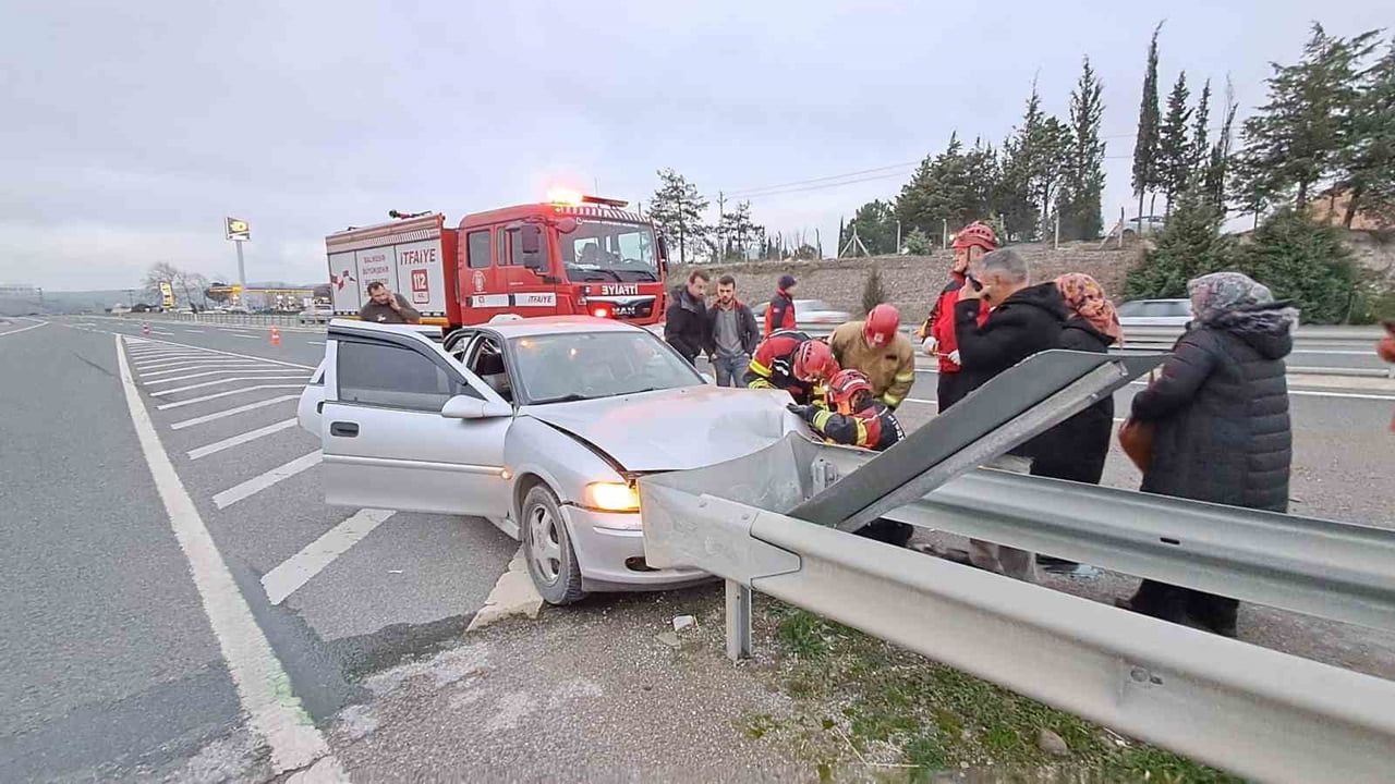 Balıkesir Edremit Çevre Yolu'nda Çift Taraflı Trafik Kazası: 5 Yaralı