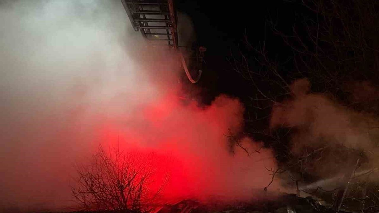 Balıkesir Manyas’ta Tek Katlı Ev Yangını: İtfaiye Müdahalesiyle Söndürüldü