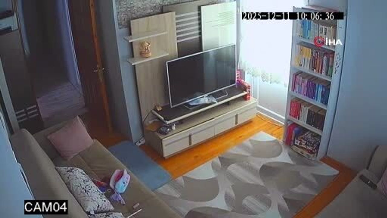 Balıkesir Sındırgı'da 4,9 Büyüklüğünde Deprem Kamerada