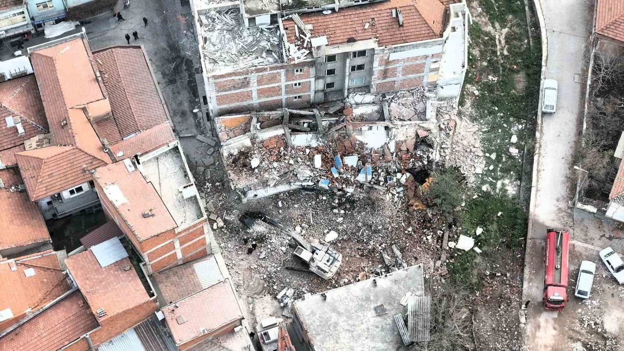 Balıkesir Sındırgı'da Deprem Sonrası Tehlikeli Yapılar Kontrollü Yıkılıyor