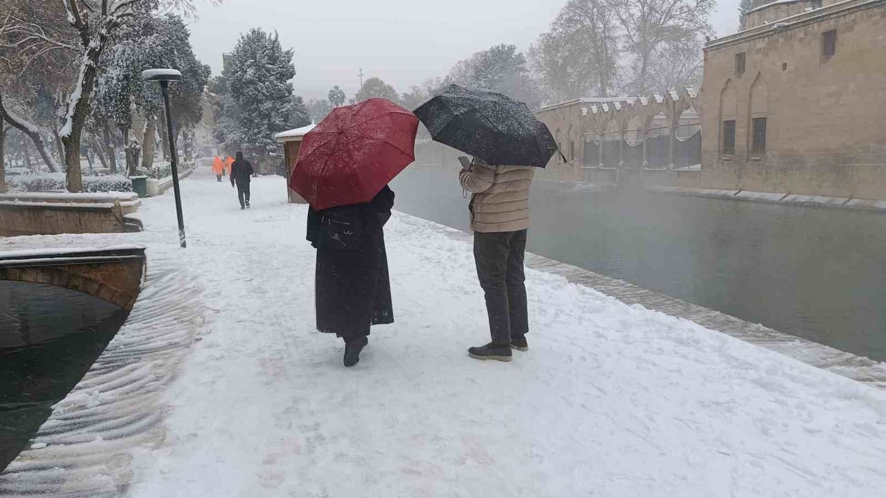 Balıklıgöl Beyaza Büründü: Şanlıurfa’da Kar Sevinci