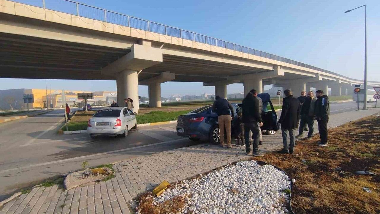 Bandırma'da Kavşakta Kaza: Dur Levhasına Uymayan Sürücü 1 Kişiyi Yaraladı