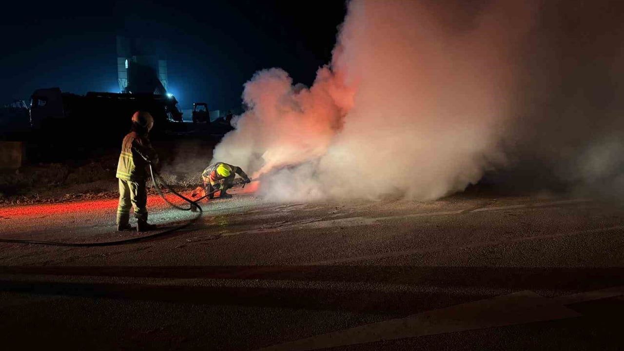 Bandırma-Susurluk Karayolunda Araç Yangını Kontrol Altına Alındı