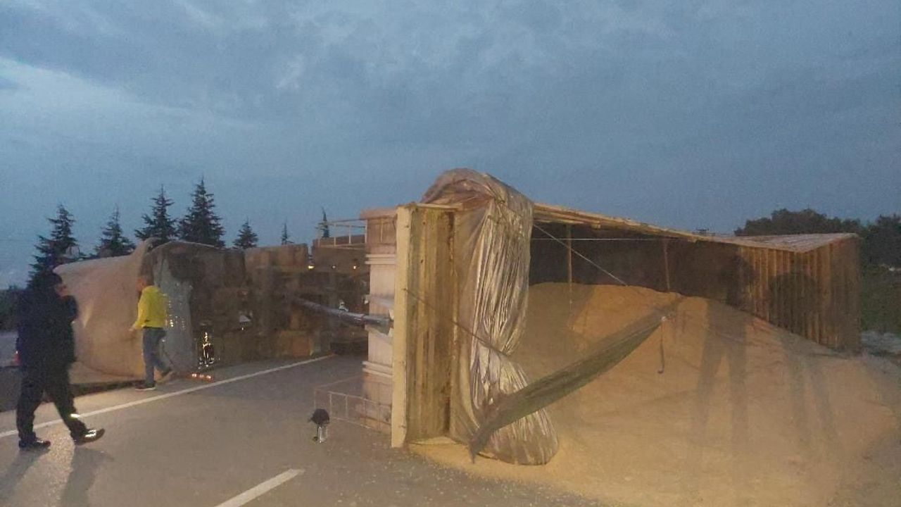Bandırma-Susurluk karayolunda TIR devrildi: Hububat yola saçıldı