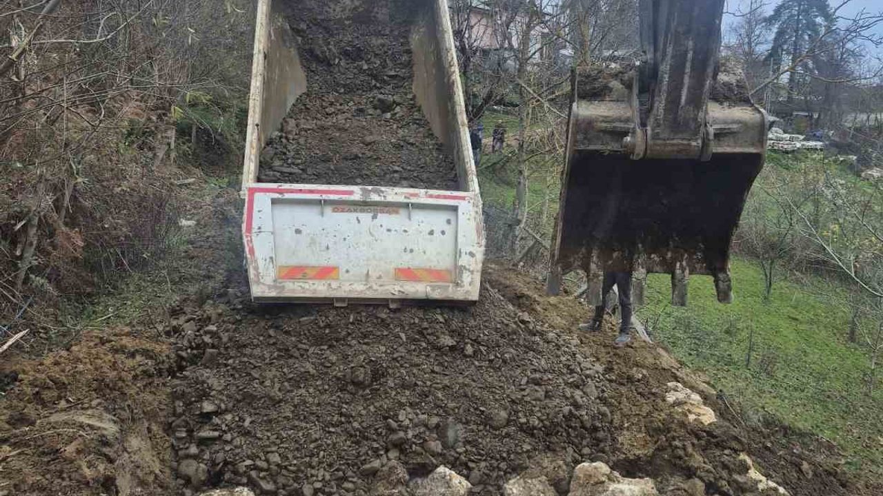 Bartın'da Heyelan: Dibek Köyü Yolu Ulaşıma Kapandı