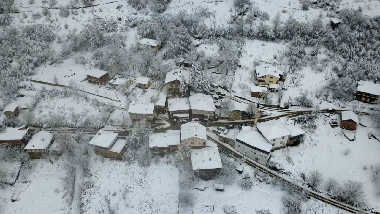 Bartın'da Kar 1 Metreyi Aştı: Köy Yolları ve Cenaze Etkilendi