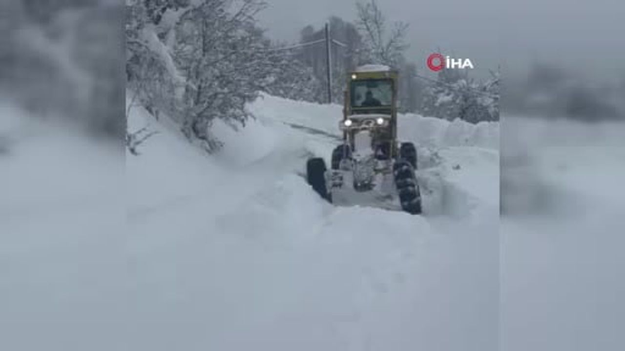 Bartın'da Kar Felci: 30 Köy Yolu Ulaşıma Kapandı, Mahsur Hastaya Müdahale