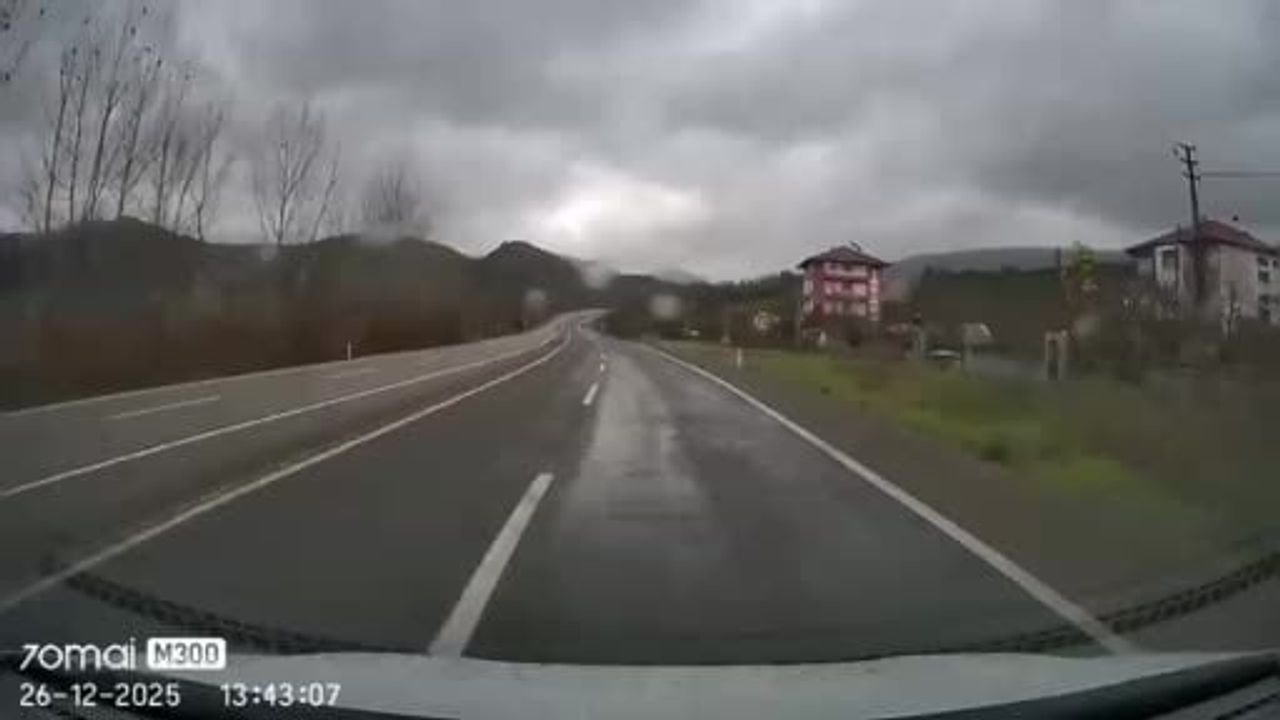 Bartın'da Karşı Şeride Geçen Otomobil Hafif Ticari Araçla Çarpıştı: 1 Yaralı