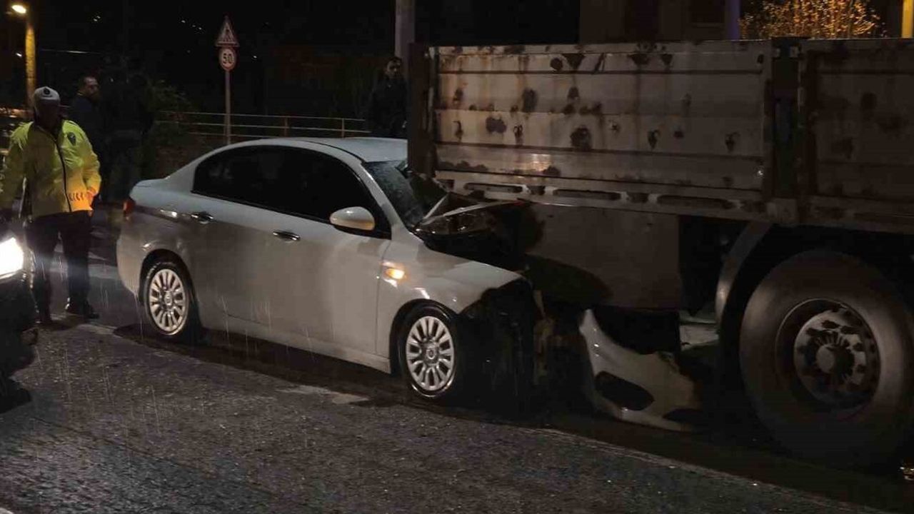 Bartın'da Otomobil Tır Dorsesine Saplandı — 1 Yaralı