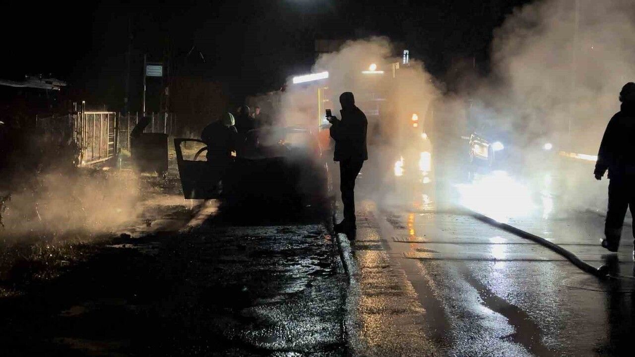 Bartın'da park halindeki araç gece yarısı yandı — 34 FGJ 666 kullanılamaz hale geldi