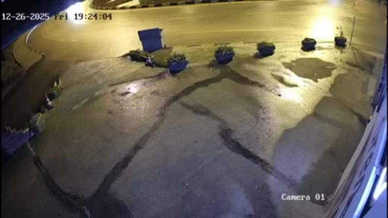 Bartın'da Polisten Kaçan Araç Kavşakta Takla Attı: Güvenlik Kamerası Görüntüleri Ortaya Çıktı