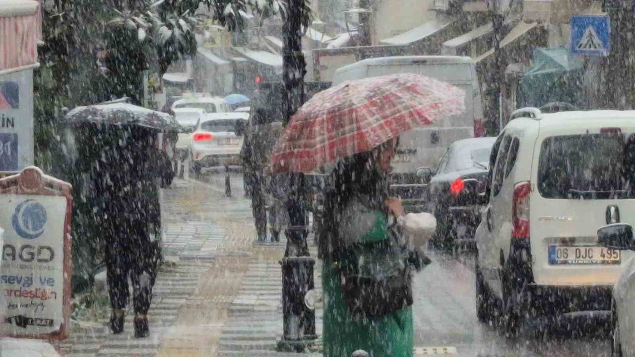 Bartın'da Yılın Son Karı 5 Dakikada Kenti Beyaza Bürüdü