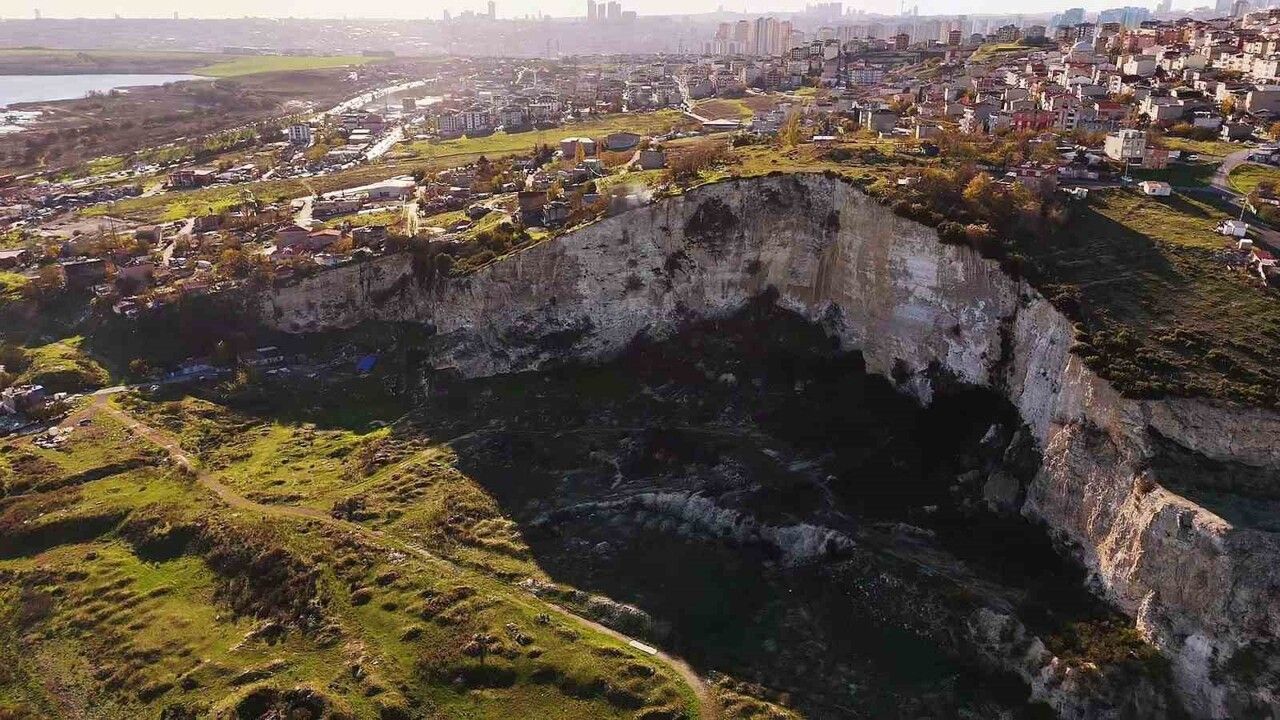 Başakşehir Altınşehir'de Taş Ocağı Uçurumu: Mahalle Uçurumun Kenarında