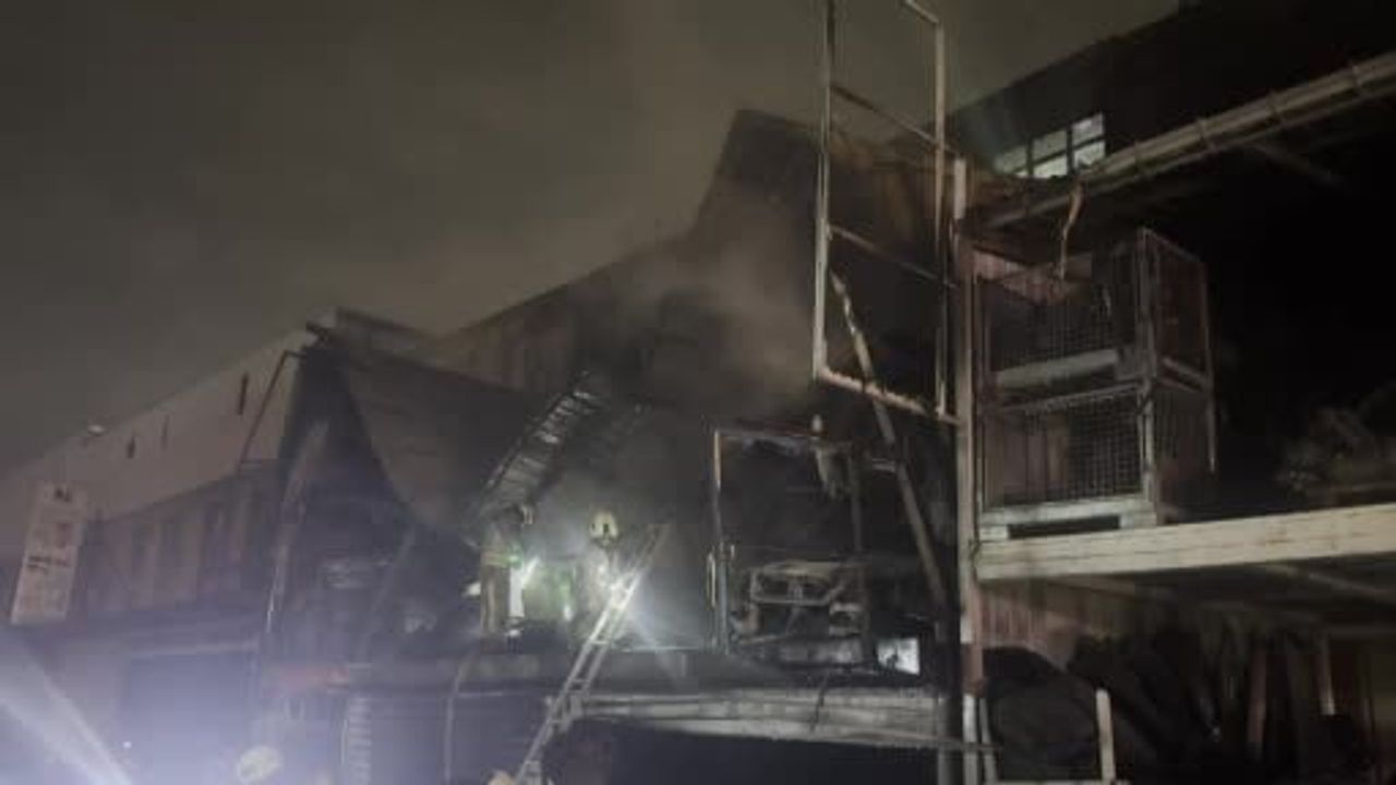 Başakşehir Atatürk Oto Sanayi Sitesi'nde 4 katlı iş yerinde yangın