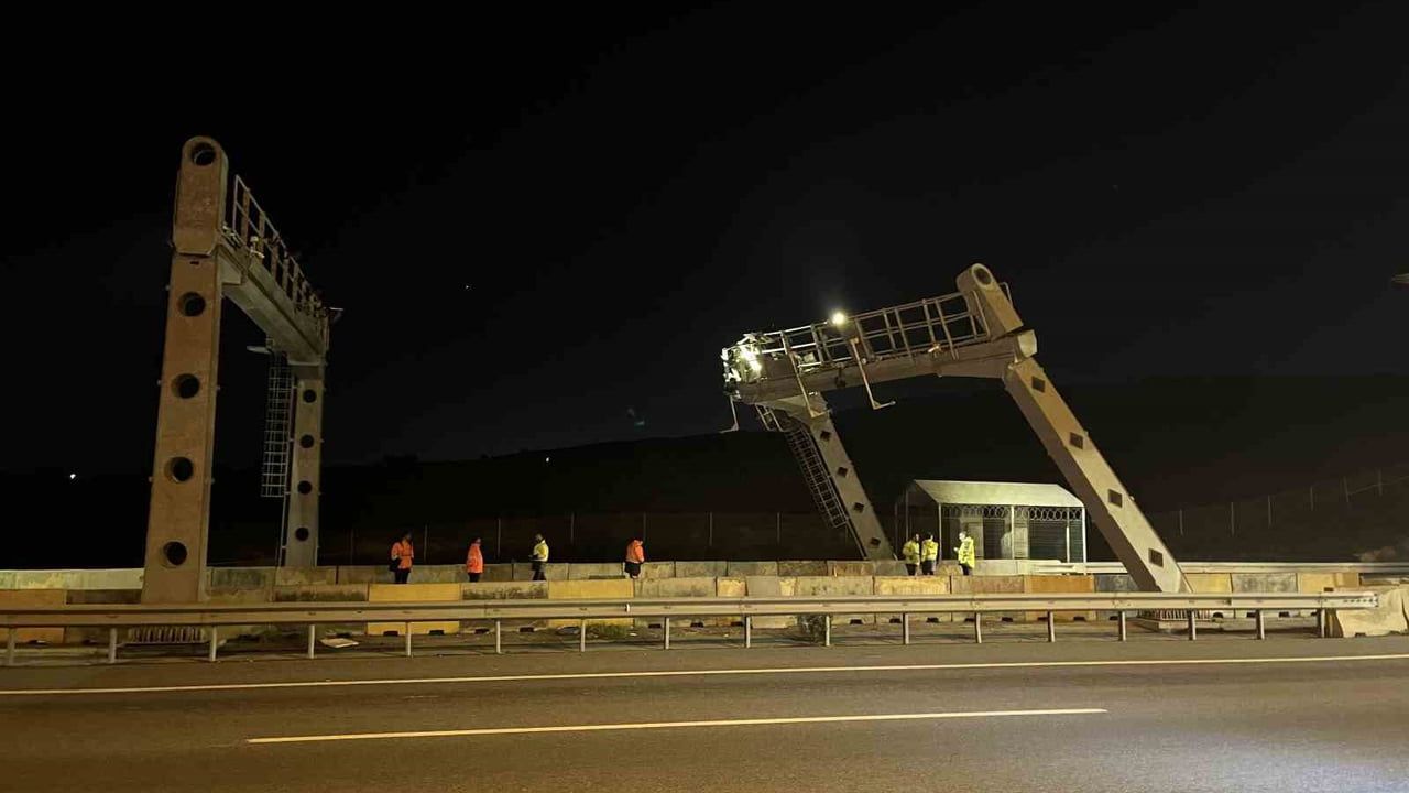 Başakşehir'de hafriyat kamyonu bariyere çarptı: 1 ağır yaralı