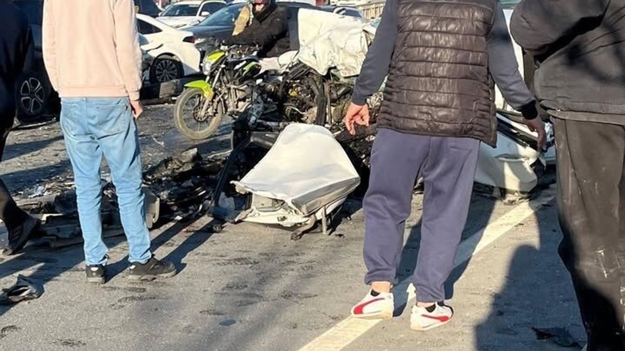 Başakşehir'de Kafa Kafaya Kaza: 1 Ölü, 2 Ağır Yaralı