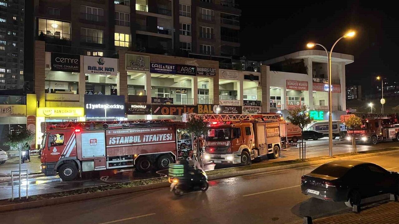 Başakşehir'de Restoran Yangını: 13 Katlı Siteyi Duman Sardı, Mahsur Kalanlar Kurtarıldı