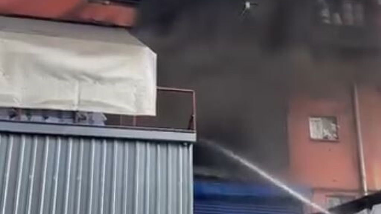 Başakşehir İkitelli OSB'de Plastik İmalathanesinde Yangın: İtfaiye Müdahalesiyle Söndürüldü