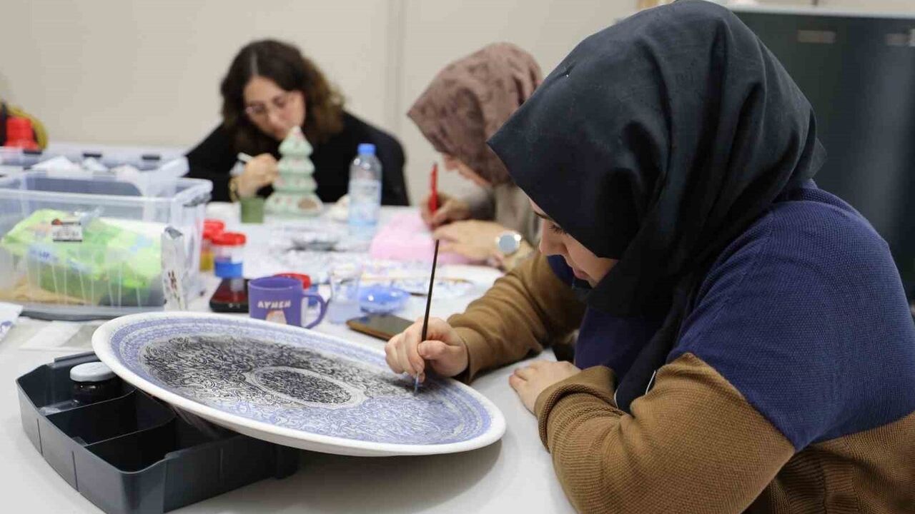 Başiskele'de Kadınlar Çini ve Seramikle Geleneksel El Sanatlarını Öğreniyor