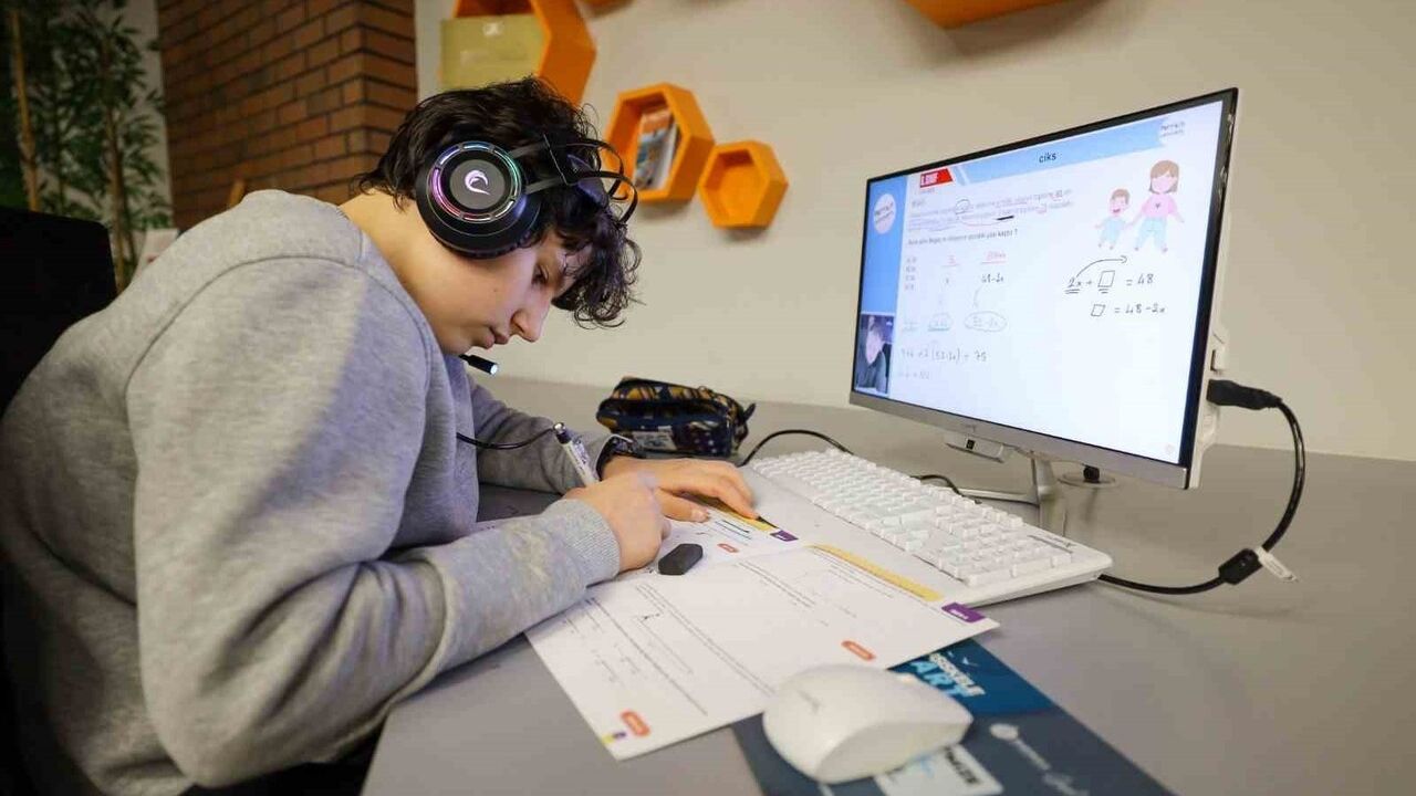 Başiskele'de Konforlu Çalışma: Türkiye Yüzyılı Gençlik Merkezi Kütüphanesi