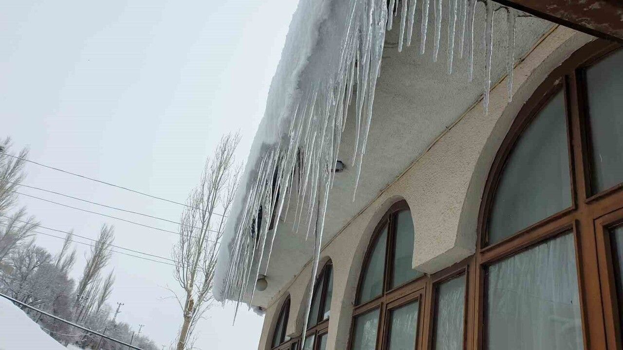 Başkale’de Kar Etkili Oldu: Kar Kalınlığı 20-50 cm