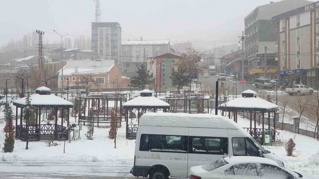 Başkale'de kar yağışı: merkezde 20 cm, yükseklerde 50 cm