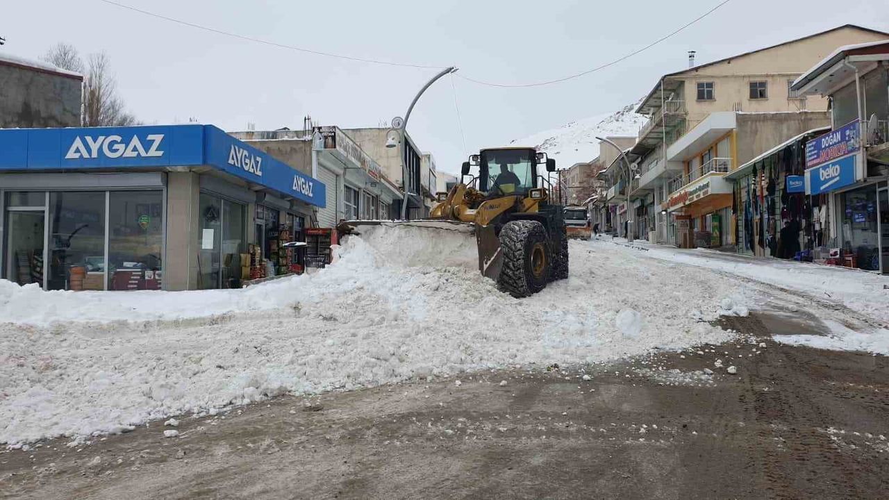 Başkale'de Kış Sert: Kar Yığınları Kamyonlarla İlçe Dışına Taşınıyor