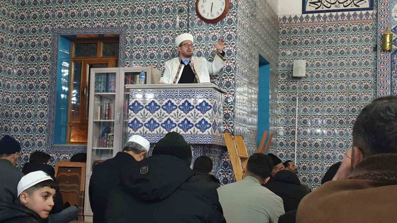 Başkale'de Regaip Kandili Camilerde Coşkuyla İdrak Edildi