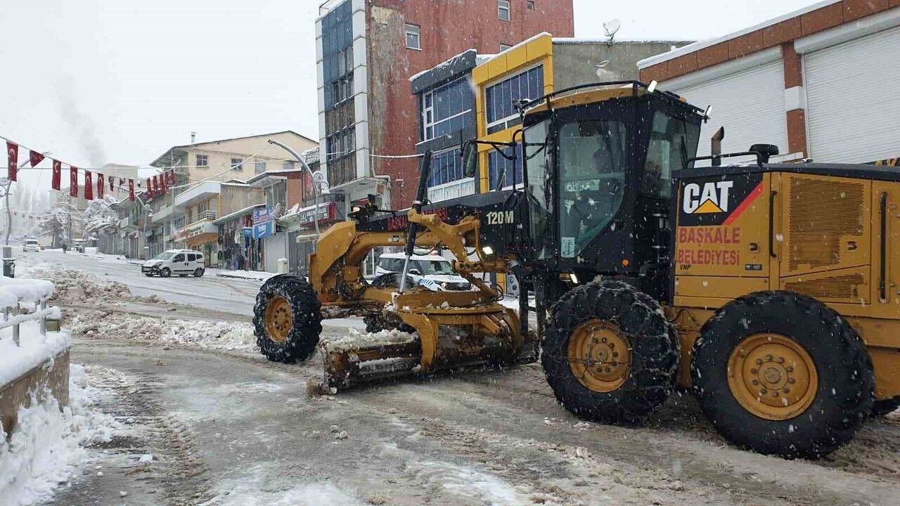 Başkale'de Yoğun Kar: 11 Yerleşim Yolu Ulaşıma Kapandı
