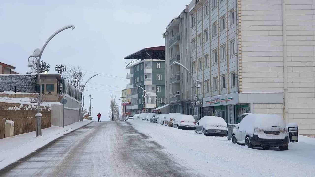 Başkale'de Yoğun Kar: 4 Yerleşim Yolu Kapandı, Araçlar Kara Gömüldü
