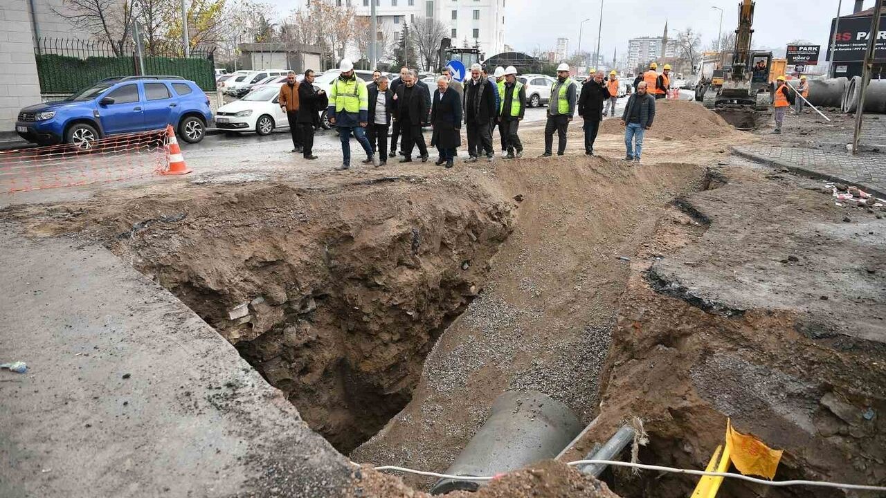 Başkan Büyükkılıç Kartal Kavşağı Altyapı Çalışmalarını Tacettinveli'de İnceledi