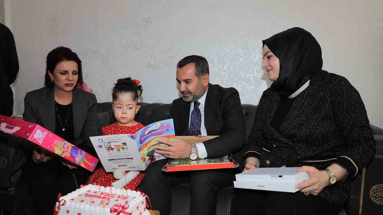 Başkan Şerifoğulları, kelebek hastası 8 yaşındaki Fatma’yı evinde ziyaret etti