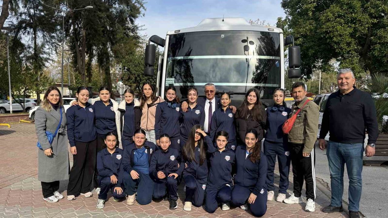 Başkan Topaloğlu'ndan Kemerli Voleybolculara Finike Öncesi Moral