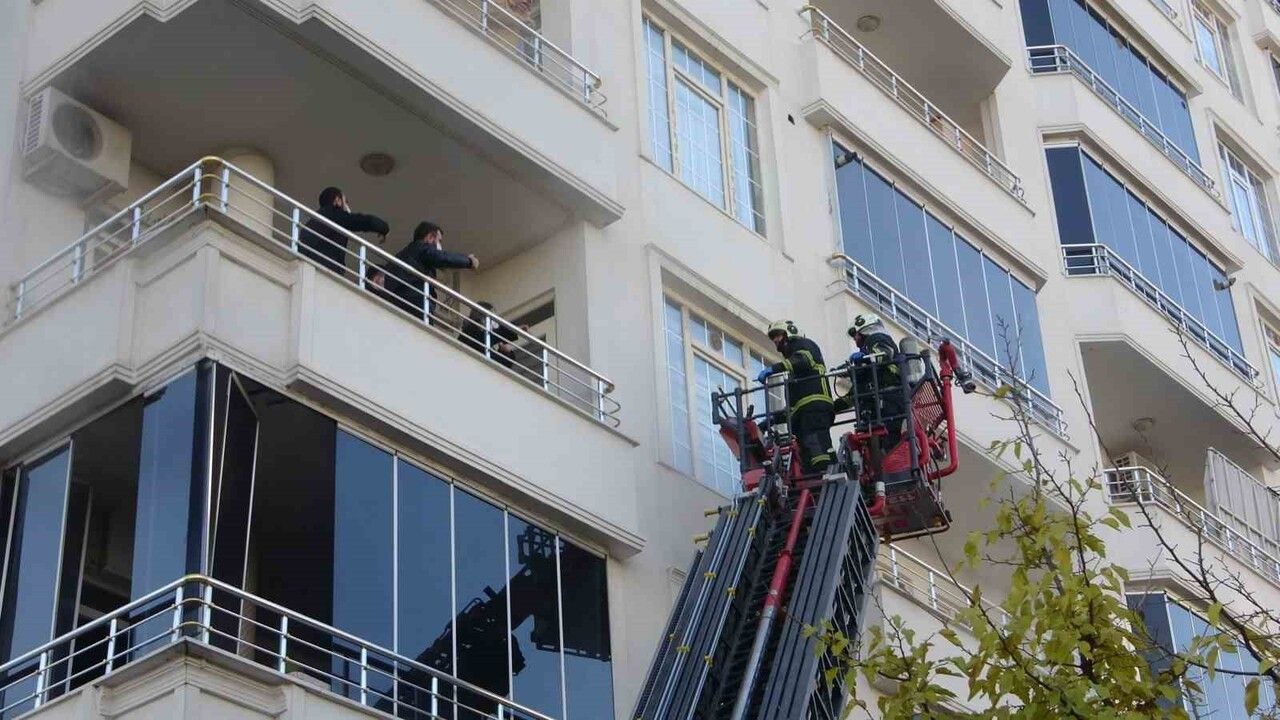 Batman'da 7 Katlı Binada Yangın: 20'den Fazla Kişi Merdivenlerle Kurtarıldı