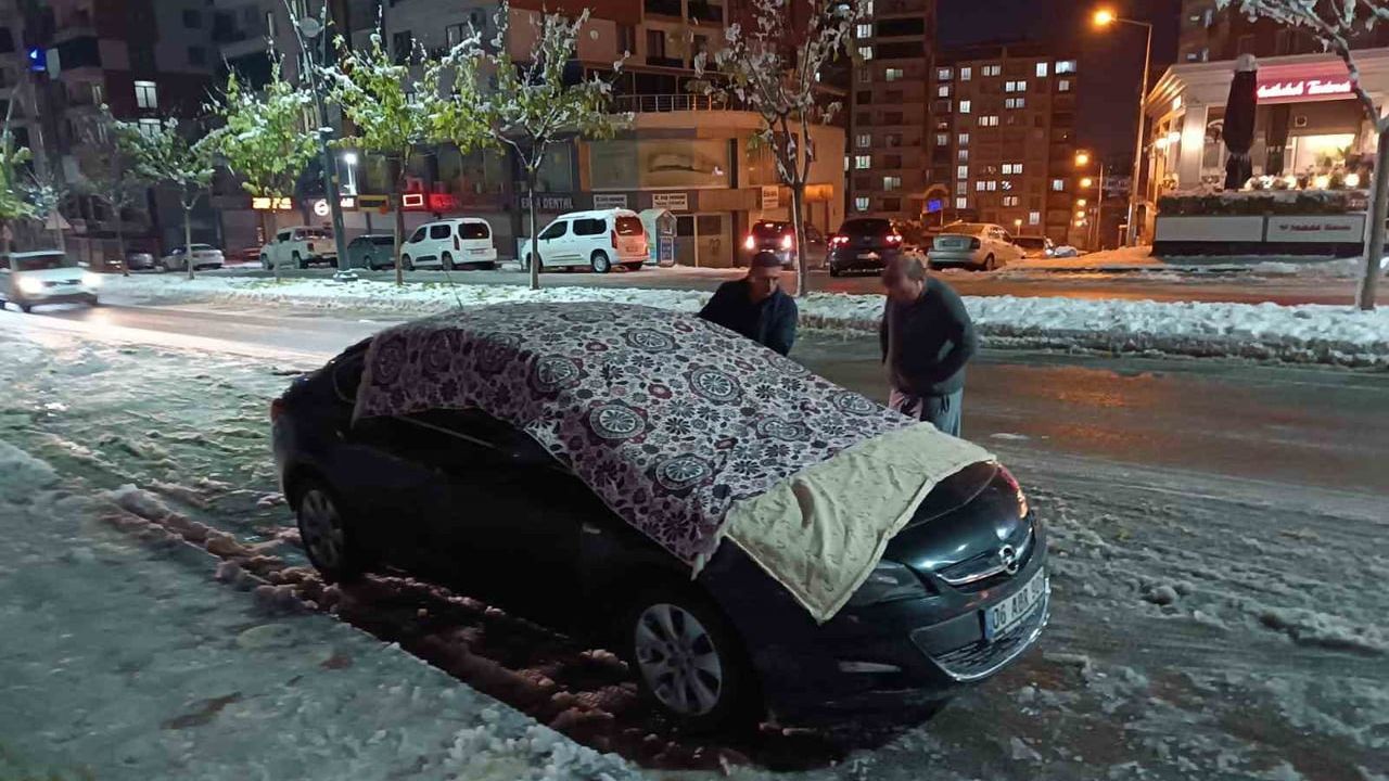 Batman'da Araç Sahipleri Battaniyeyle Soğuktan Korunuyor