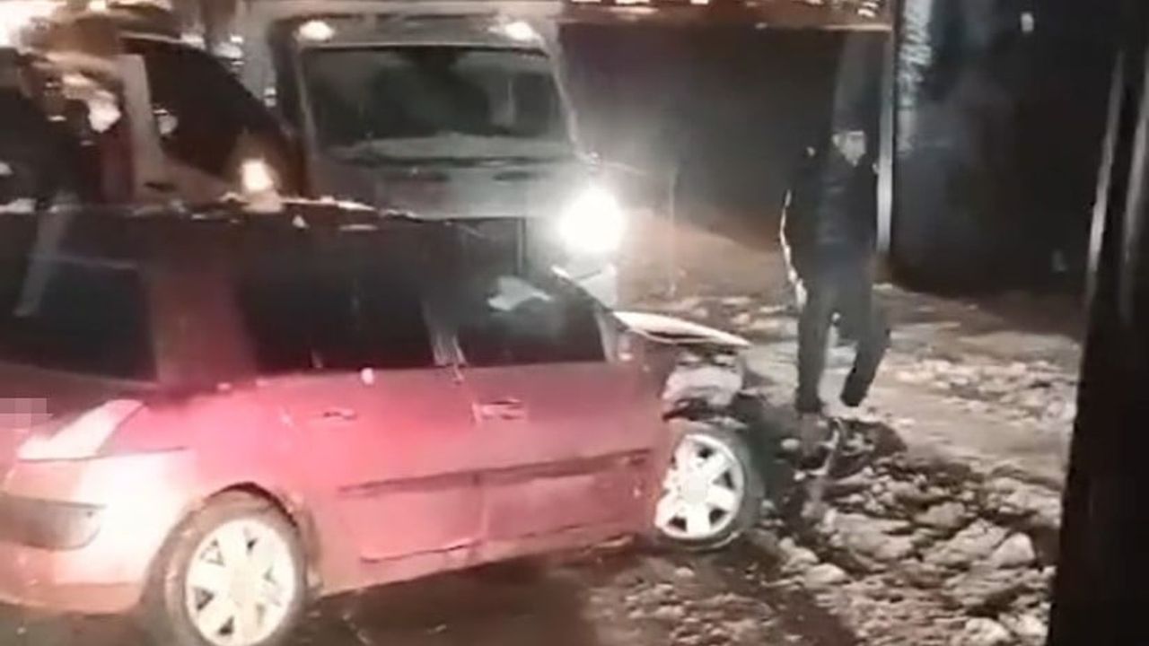 Batman'da buzlanan yolda iki araç çarpıştı