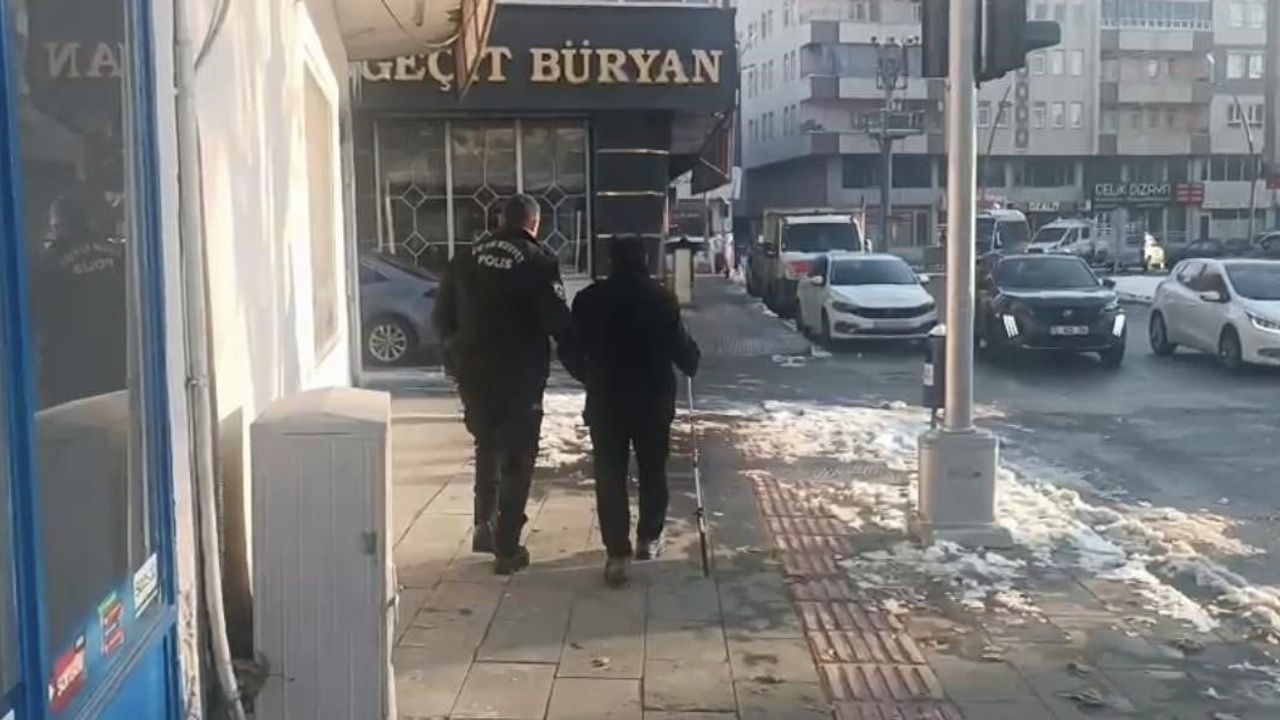 Batman'da Çevik Kuvvet Polisinden Görme Engelli Vatandaşa Örnek Yardım